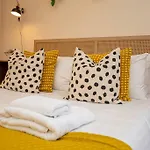 Sandby House, Nottingham, Parking Sleeps 10
