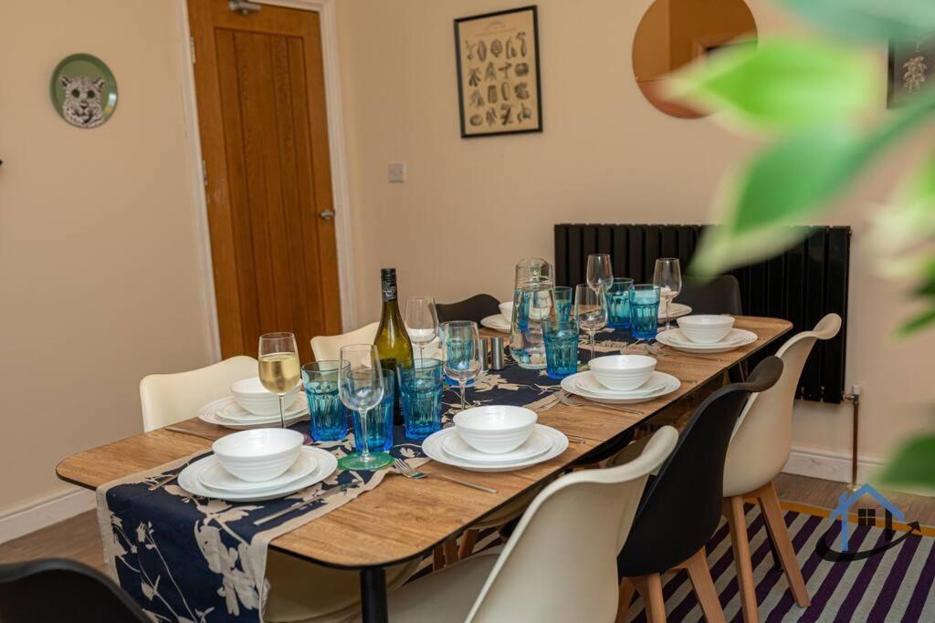 Holiday home Sandby House, Nottingham, Parking Sleeps 10 *