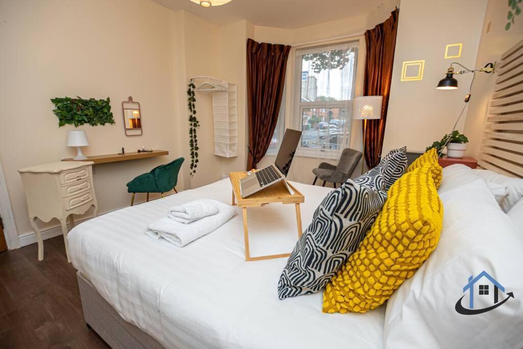 Sandby House, Nottingham, Parking Sleeps 10 Holiday home Nottingham