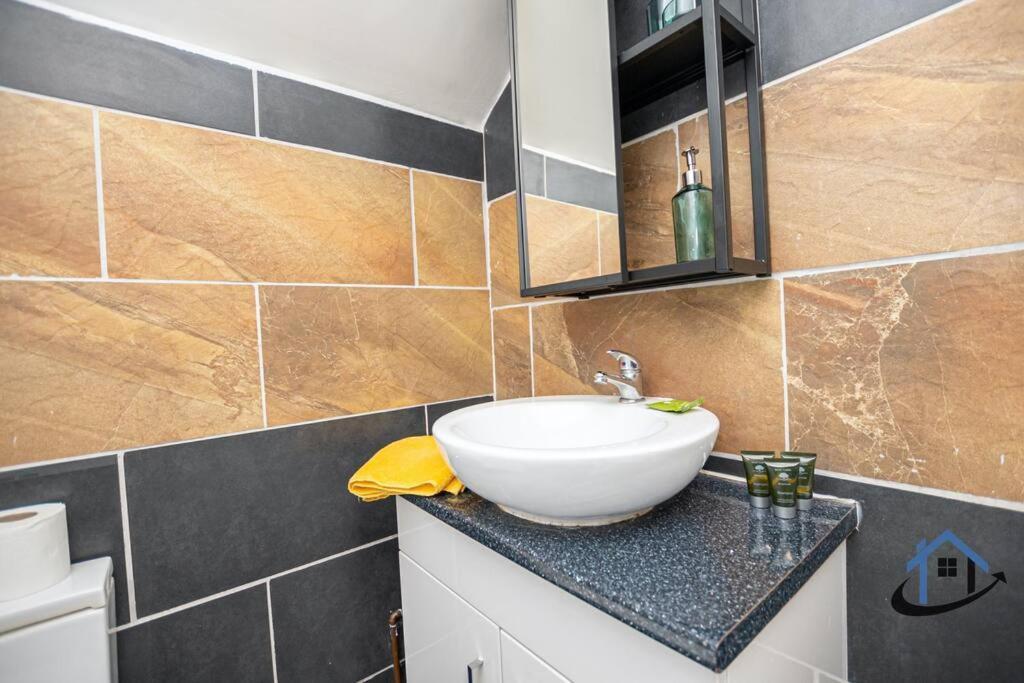 Sandby House, Nottingham, Parking Sleeps 10 Nottingham