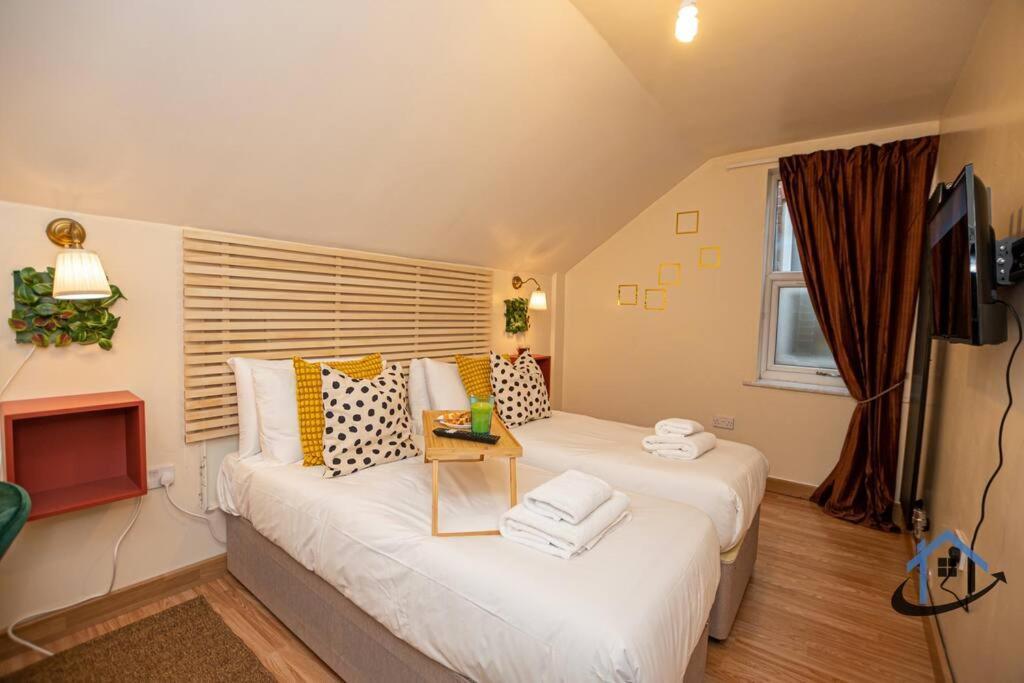 Sandby House, Nottingham, Parking Sleeps 10 Holiday home